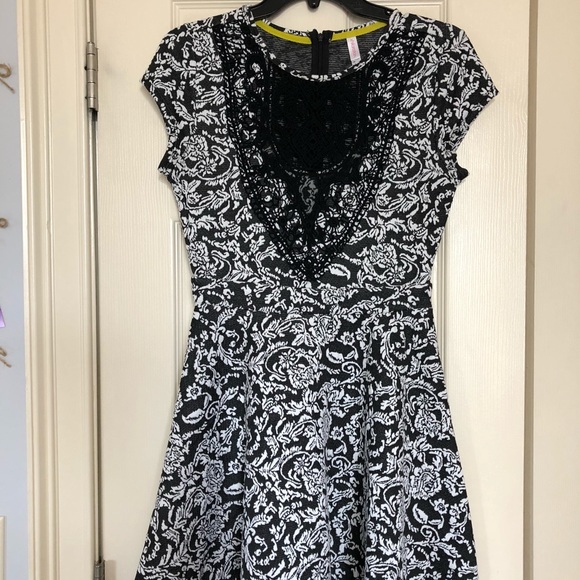 Black and white dress with lace - Picture 1 of 5